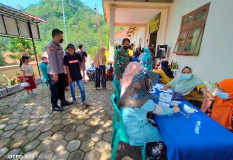 Anggota Polsek Plantungan monitoring vaksinasi di Balaidesa Mojoagung, Sabtu 6/11/2021