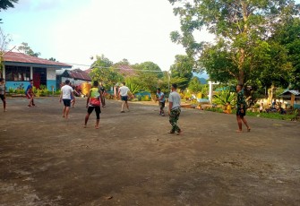 Satgas TMMD bersama warga olahraga volly bersama