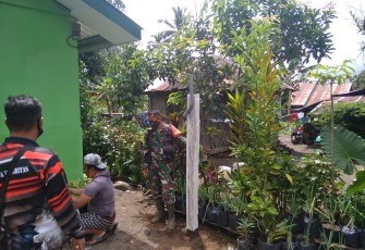 Satgas TMMD bersama warga saat pasang Parabola