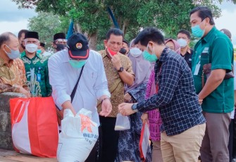 Gubernur Kepri Tinjau Masyarakat Penerima Bantuan Sembako dari Kementerian