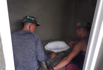Personil satgas TMMD Kodim 1310/Bitung saat memasang closed mck