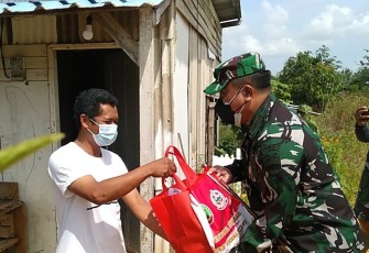 Warga Tanjung Pinang  Terima Bantuan Paket Sembako dari Dandim 0315/Bintan