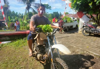 Jhoni Warga Kelurahan komersot saat Bantu Satgas angkut bibit pohon kelokasi