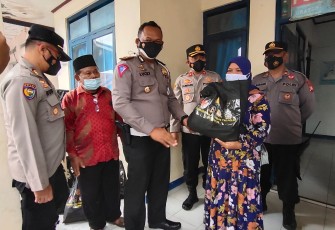 Kapolsek Sukahaji Dampingi Penyaluran Bansos Taruna Akabri 1989 Untuk Warga Terdampak Covid-19