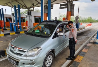 Kanit Patroli Sat Samapta Polres Majalengka Pimpin Penyekatan Kendaraan Pengungsi Afganistan