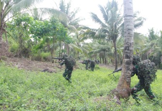 Prajurit Yonmarhanlan VIII Bitung saat melakukan latihan patroli