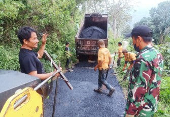 Pengerjaan Aspal Hotmix Mulai di Gelar di Rabat Jalan Desa Tulungrejo