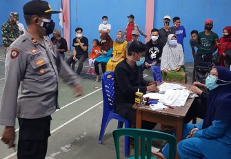 Kapolsek Sukawening IPTU Agus Kustanto Monitoring Pelaksanaan Vaksinasi Doorprize Di Desa Sukahaji 