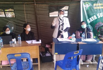Kepala Puskesmas Singkil, dr Hj Nur Asiah Sofyan, saat memberikan pemaparan dalam kegiatan vaksinasi