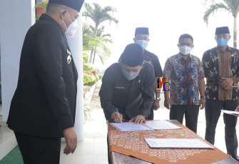 Penyerahan Empat Unit Mobil Dinas Kepada Pejabat Di Lingkungan Pemerintah Kabupaten Seluma