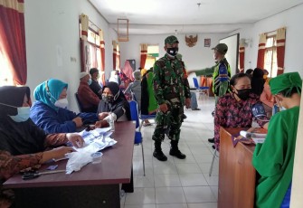 Babinsa mendampingi vaksinasi