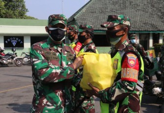 Dandim Pati secara simbolis menyerahkan bantuan bahan pangan