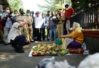 Gubernur Ganjar berinteraksi langsung dengan pedagang