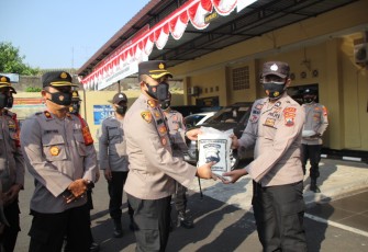 Tokoh Karismarik Habib Lutfhi bin Ali bin Yahya bersama Kapolres Pekalongan kota telah membagikan paket bansos untuk masyarakat dan anggota Polres terdampak COVID-19.
