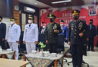 Kapolres Pekalongan Kota AKBP M Irwan Susanto, S.I.K., SH, MH, bersama Forkopimda Kota Pekalongan melaksanakan upacara detik-detik proklamasi secara virtual di ruang Kresna kita Pekalongan, Selasa (17/8/2021) 