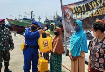 Jajaran Polres Pekalongan Kota, Polda Jawa Tengah menyaluran Bantuan dari Alumni  Akpol 1993 Batalyon  Pesat Gatra untuk masyarakat terdampak Covid-19. 