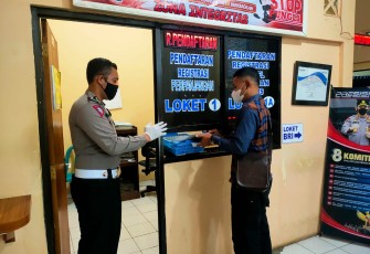 Petugas memberikan layanan kepada pemohon SIM di  Kantor Satlantas Kota Pekalongan