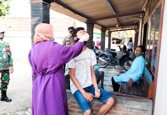 Bintara Pembina Desa (Babinsa) Koramil 23/Kedewan, Kodim 0813 Bojonegoro, Koptu Slamet, bersama Bhabinkamtibmas, Tim Kesehatan Puskesmas Kedewan dan Pemerintah Desa (Pemdes) Wonocolo,