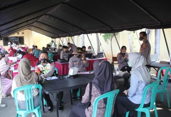Vaksinasi massal ini digelar di Halaman Mapolres Pekalongan Kota  dengan diikuti sekitar 400 peserta