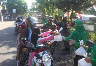 Persit Cabang XXXIX berbagi jumat berkah