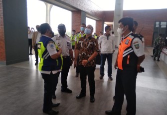 Anggota DPR RI komisi V Sudewo didampingi kepala otoritas Bandara,Kasatpel Bandara Dewadaru Karimunjawa dan Kepala Dinrumkimhub Blora saat meninjau Bandara Ngloram.