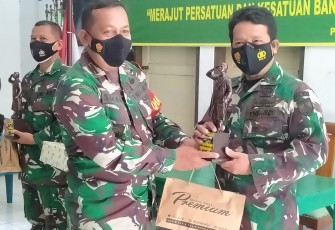 Danramil 01Memberikan Cinderamata