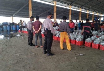 Jajaran Satuan Polisi Perairan Udara Polres Pekalongan Kota, Polda Jateng  melaksanakan pengamanan kegiatan bongkar ikan di TPI Kota Pekalongan, Kamis (15/09/21).