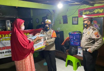 Sambangi Pangkalan Ojek, Satlantas Polres Pekalongan Kota, Hadir Bagikan Sembako Kepada Petugas Kebersihan, Jelang Hari Lalu Lintas Bhayangkara Ke 66