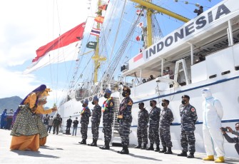 Kedatangan 89 Taruna AAL Satlat KJK 2021 di Etape ke-8 ini lanjut Palaklat, disambut tarian adat selamat datang, tarian sekapur sirih Melayu