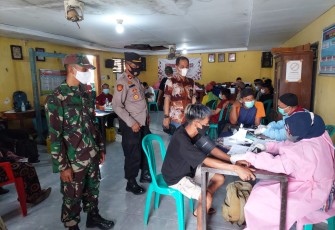 Polres Pekalongan Kota Polda Jawa Tengah monitoring vaksinasi di Puskesmas Tirto, Sabtu, (2/10/2021).