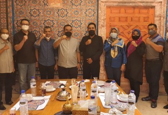 Bupati Blora Arief Rohman (tengah baju coklat) dan Ariadi Widiawan (urutan kedua dari kiri) bertemu dengan Direktur Citilink Beny Rustanto di Jakarta membahas penerbangan perdana dari Bandara Halim menuju Ngloram Cepu.