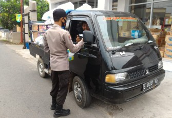 Operasi Yustisi Polsek Kasokandel Edukasi Warga dan Bagikan Masker Upaya Mencegah Penyebaran Covid-19