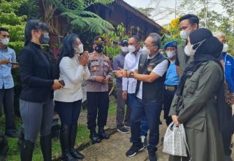 Kapolsek Boja laksanakan pengamanan kunjungan Wakil Ketua MPR RI ke Santosa Stabel, Minggu  7/11/2021