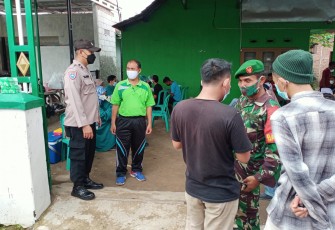 Anggota Polsek Pekalongan Barat laksanakan pengamanan vaksinasi di Pekalongan barat 12/11/2021