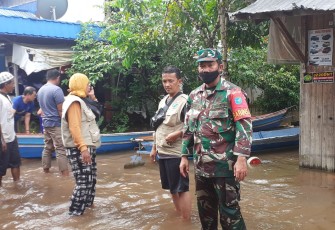 940 Rumah Pahandut Seberang Terendam Banjir, Babinsa Bagikan Bahan Makan dan Imbau Warga Untuk Mengungsi 