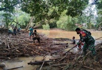 Pembersihan sungai bersama warga