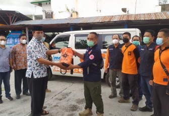  Pelepasan tujuh anggota relawan MDMC Karanganyar di halaman RS PKU Muhammadiyah Karanganyar, pada Minggu (05/12/2021), untuk menuju  ke Lumajang, Jawa Timur untuk membantu korban bencana erupsi Gunung Semeru
