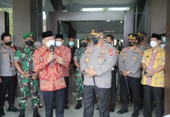 Gubernur Bengkulu Rohidin Mersyah tinjau pelaksanaan Vaksinasi Massal Serentak se Indonesia bersama Forkopimda Provinsi Bengkulu