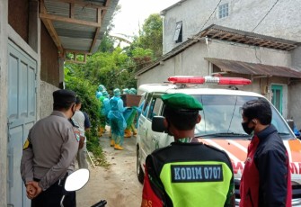 Pemakaman warga dengan protokol 