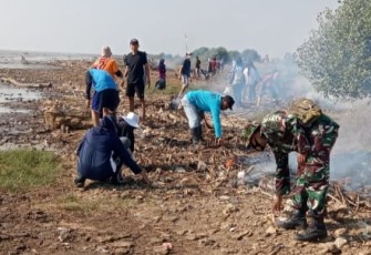 Berjemur sambil pembersihan pesisir pantai