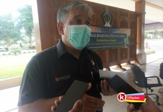 Ketua Pelaksana Harian GTRA Kabupaten Blitar Dadang M. Fuad Dikonfirmasi Wartawan (foto : Faisal NR / Klikwarta.com)