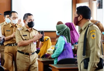 Bupati Haryanto menyerahkan santunan kematian 