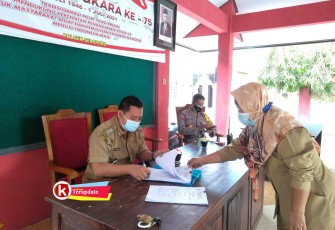 Camat Selopuro Deny Candra H. saat Tandatangani Berkas Pelayanan Publik di Kantor Kecamatan Selopuro (foto : Faisal NR / Klikwarta.com)
