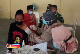 Vaksinasi Covid-19 kepada Para Santri oleh Kodim 0808/Blitar, Dinkes Pemkab Blitar dan Poltekes Malang di Blitar. (foto : Kodim 0808/Blitar kepada Klikwarta.com)