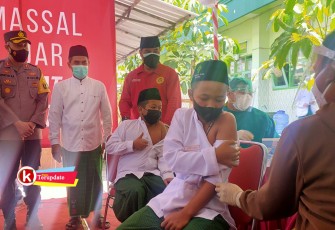 KaBINda Jawa Timur Rudy Iskandar (baju merah) Didampingi Pengasuh Ponpes Nurul Ulum dan Kapolres Blitar Tinjau Vaksinasi Masal ke Santri (foto : Faisal NR / Klikwarta.com)