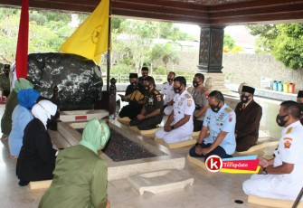 Pangdam V/Brawijaya Mayjen TNI Suharyanto Nyekar ke MBK yang Turut Didampingi Bupati Blitar Rini Syarifah (jilbab putih) di Pusara Bung Karno (foto : Faisal NR / Klikwarta.com)