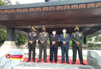 Ketua DPRD Kota Blitar Syahrul Alim (dua dari kanan) Bersama Walikota Blitar, Kapolres Blitar Kota dan Dandim 0808/Blitar Setelah Ziarah di Makam Bung Karno (foto : Faisal NR / Klikwarta.com)