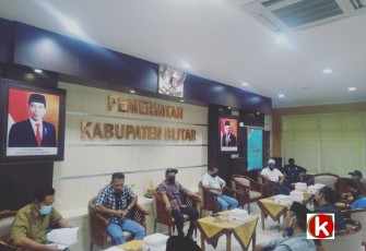 Situasi Pertemuan Pembahasan Pilkades PAW Desa Jugo Tahun 2021 di Ruang Transit Kantor Bupati Blitar (foto : Faisal NR / Klikwarta.com)