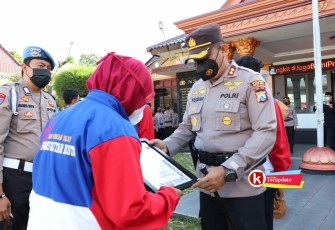 Kapolres Blitar Kota AKBP Yudhi Hery Setyawan Saat Berikan Penghargaan Atlet Berprestasi di Piala Kapolda Jatim Tahun 2021 (foto : Humas Polres Blitar Kota untuk Klikwarta.com)