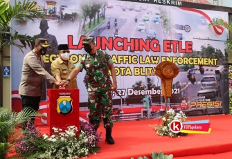 Kapolres Blitar Kota AKBP Yudhi Hery Setyawan (kiri) Didampingi Walikota Blitar Santoso dan Dandim 0808/Blitar Letkol Inf Didin Nasruddin Darsono Saat Meresmikan ETLE (foto : Faisal NR / Klikwarta.com)